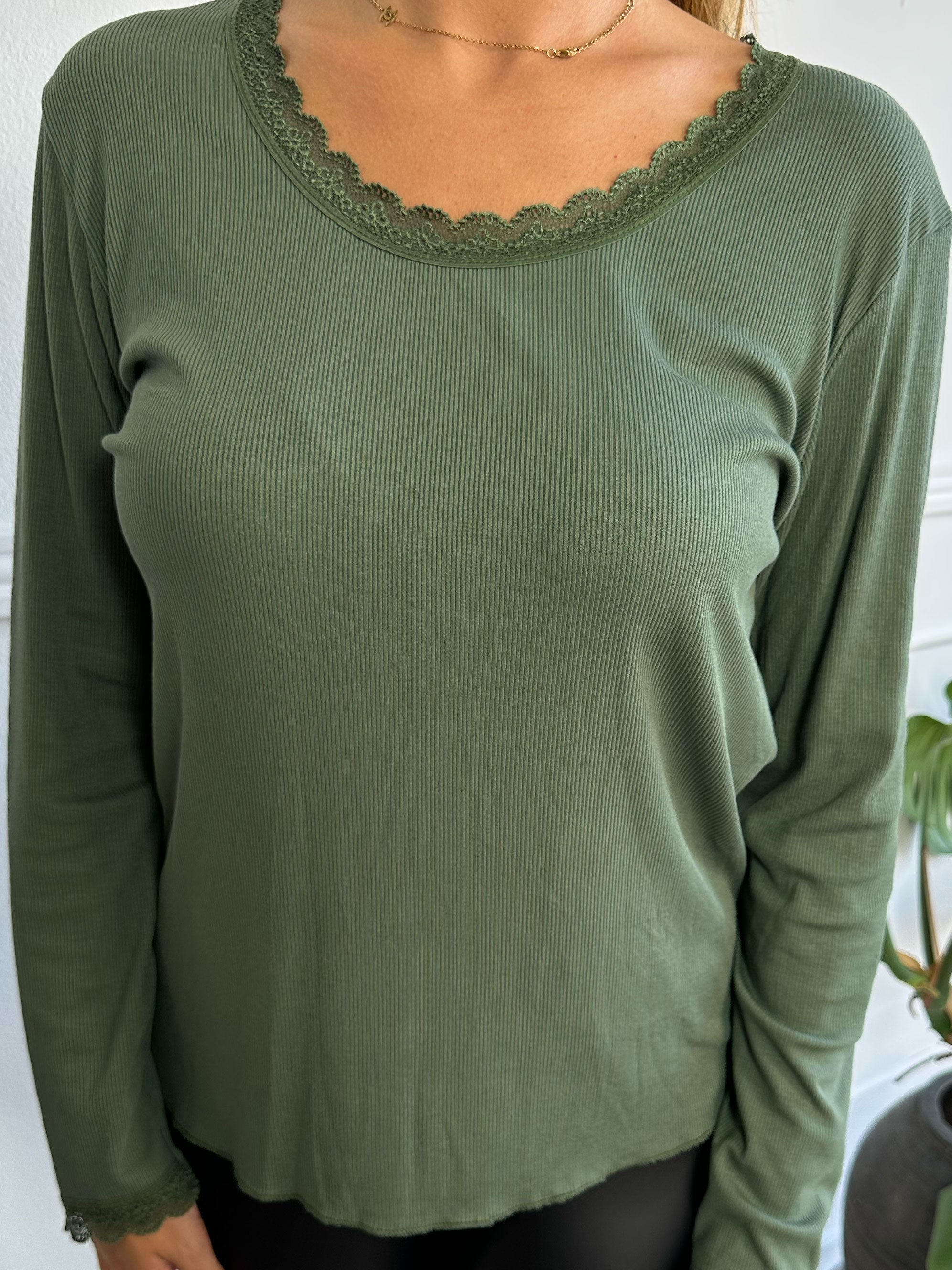 Ibina Long Sleeve - Söt blus med veck och spetskant